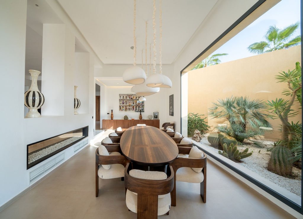 Salle à manger de la villa, ouverte sur le jardin