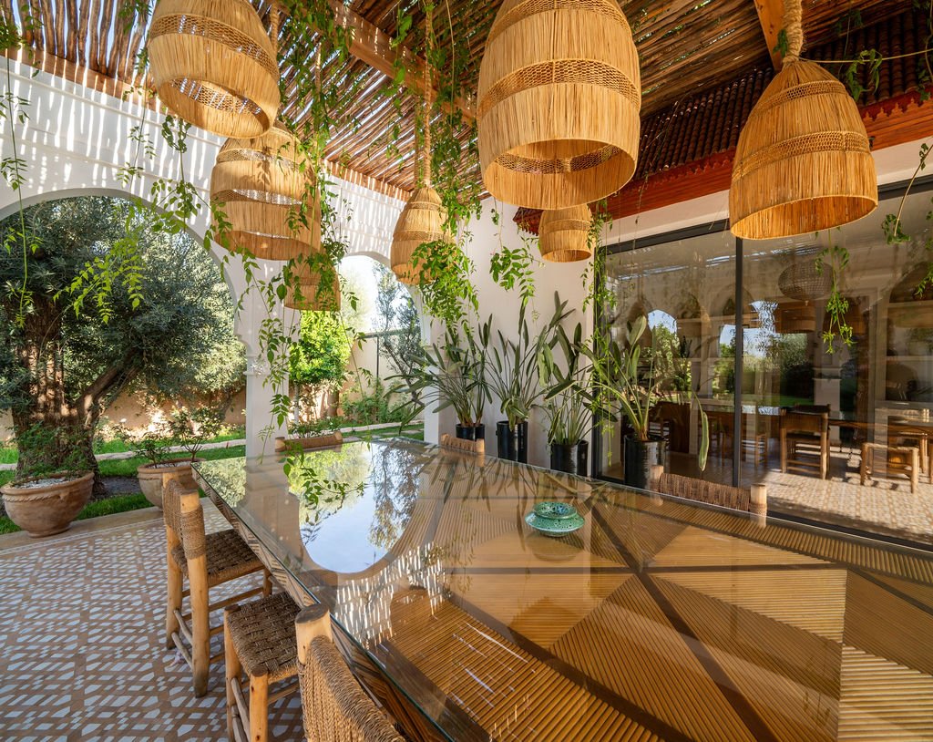 Salle à manger extérieure sous la pergola aux lanternes