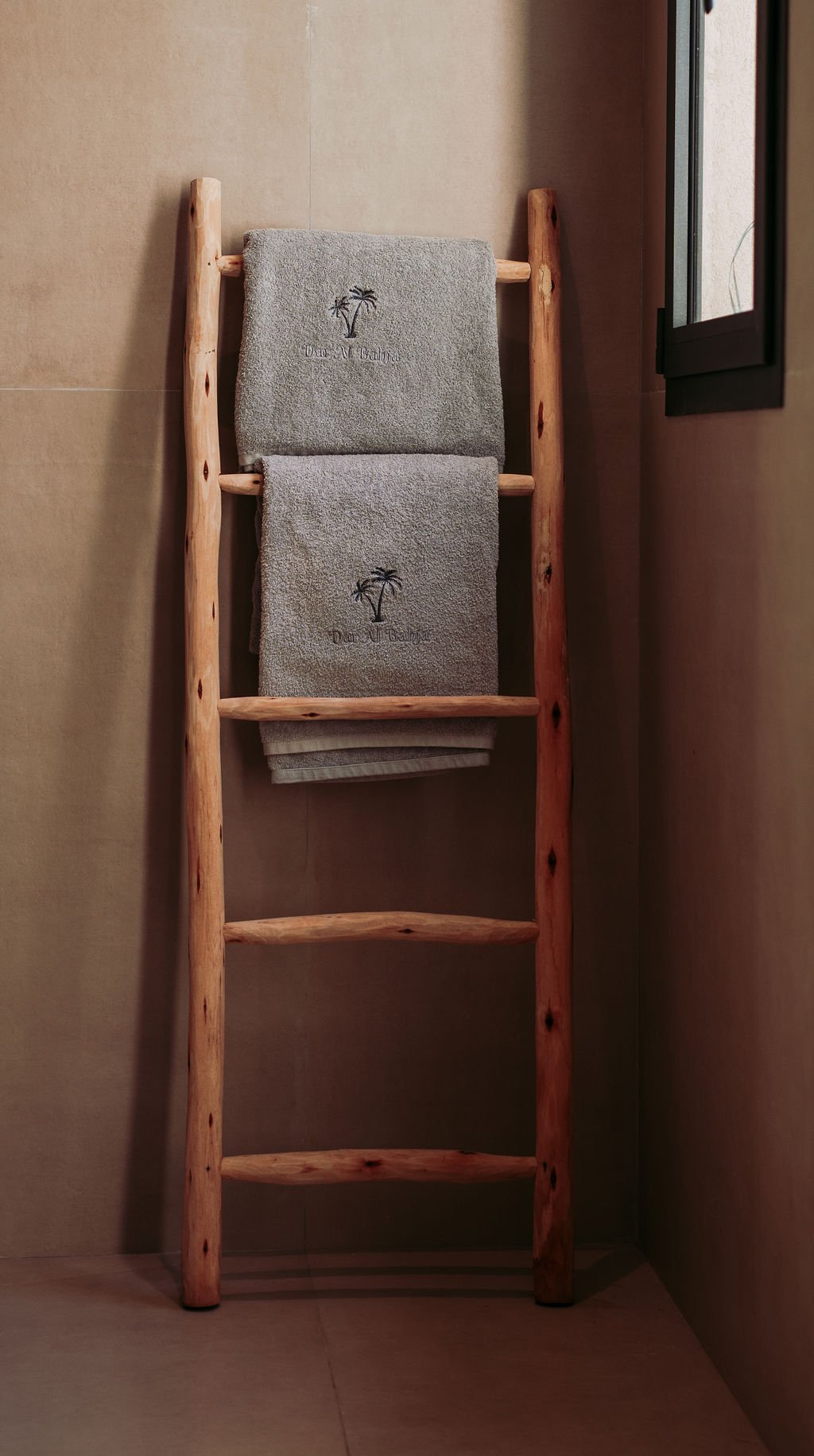 Salle de bain en marbre d’une suite