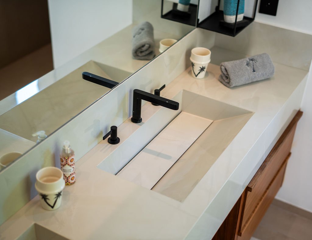 Salle de bain en marbre d’une suite