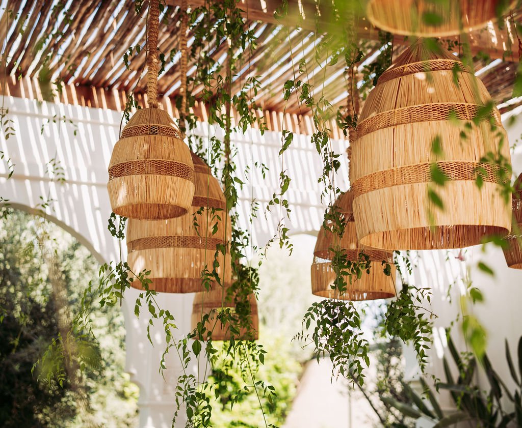 Salle à manger extérieure sous la pergola aux lanternes