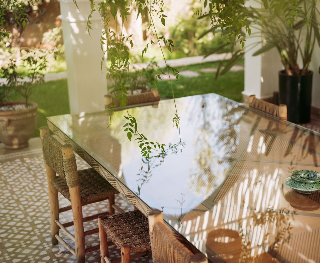 Salle à manger extérieure sous la pergola aux lanternes
