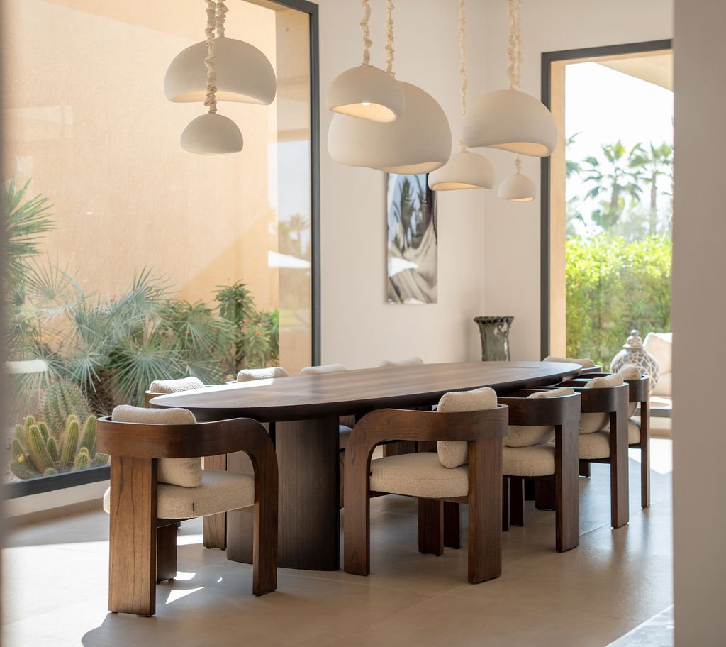 Salle à manger de la villa, ouverte sur le jardin