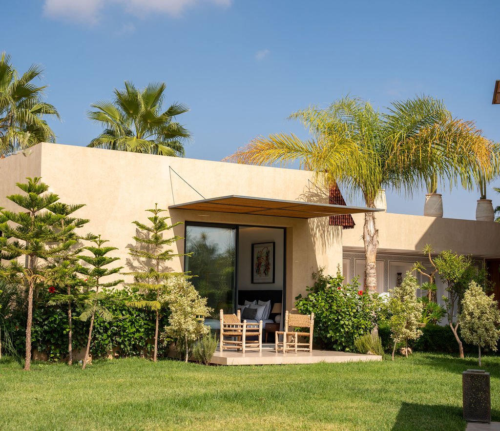Jardin de cactus et palmiers de la villa
