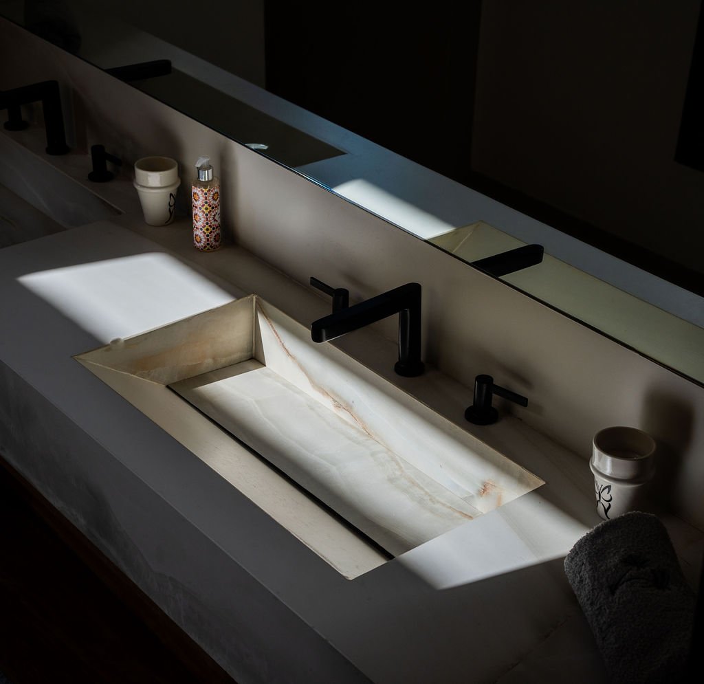Salle de bain en marbre d’une suite