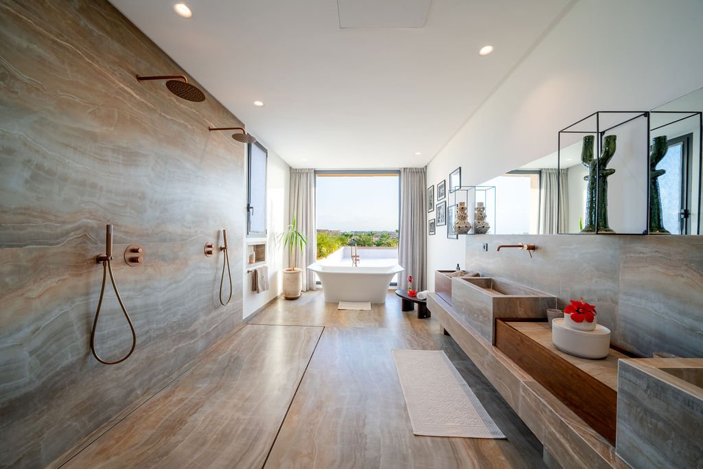 Salle de bain en marbre d’une suite