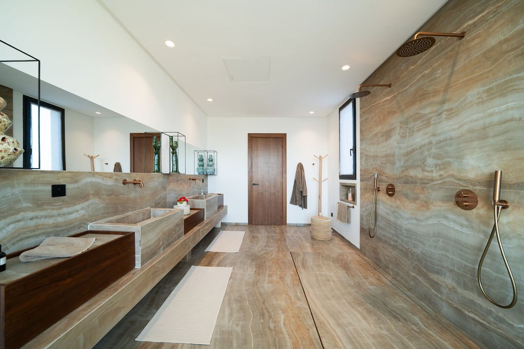 Salle de bain en marbre d’une suite