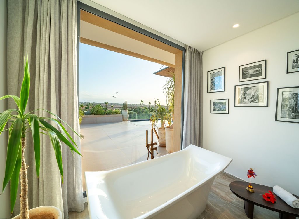 Salle de bain en marbre d’une suite