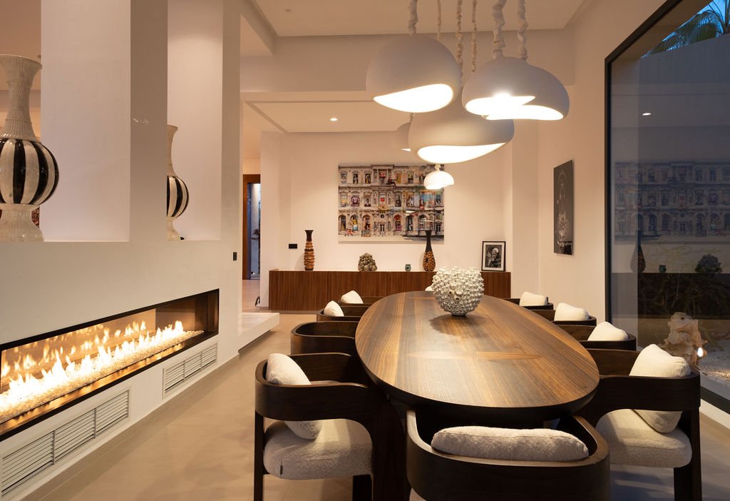 Salle à manger de la villa, ouverte sur le jardin