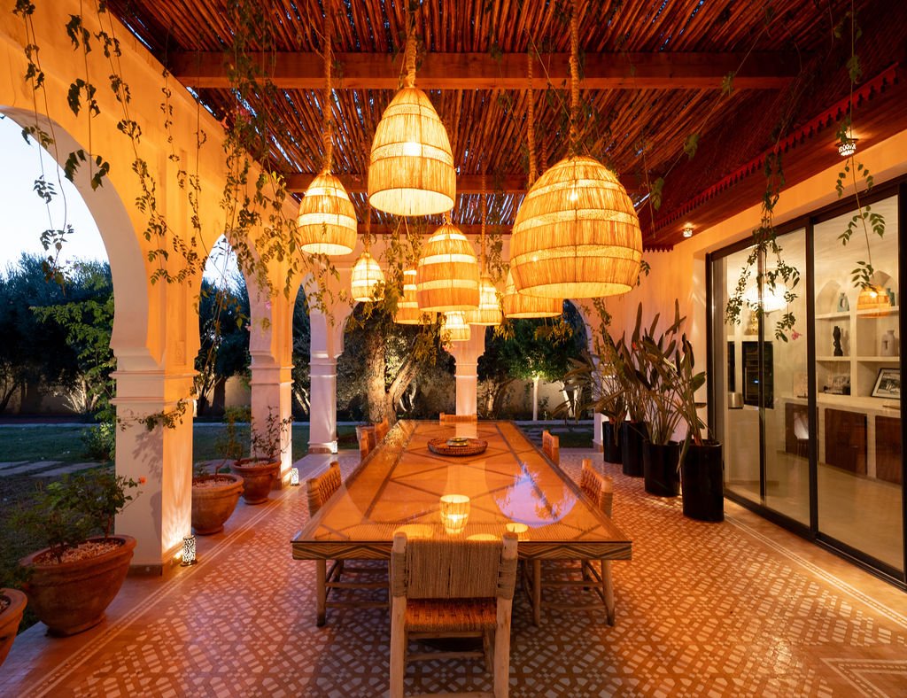 Salle à manger extérieure sous la pergola aux lanternes