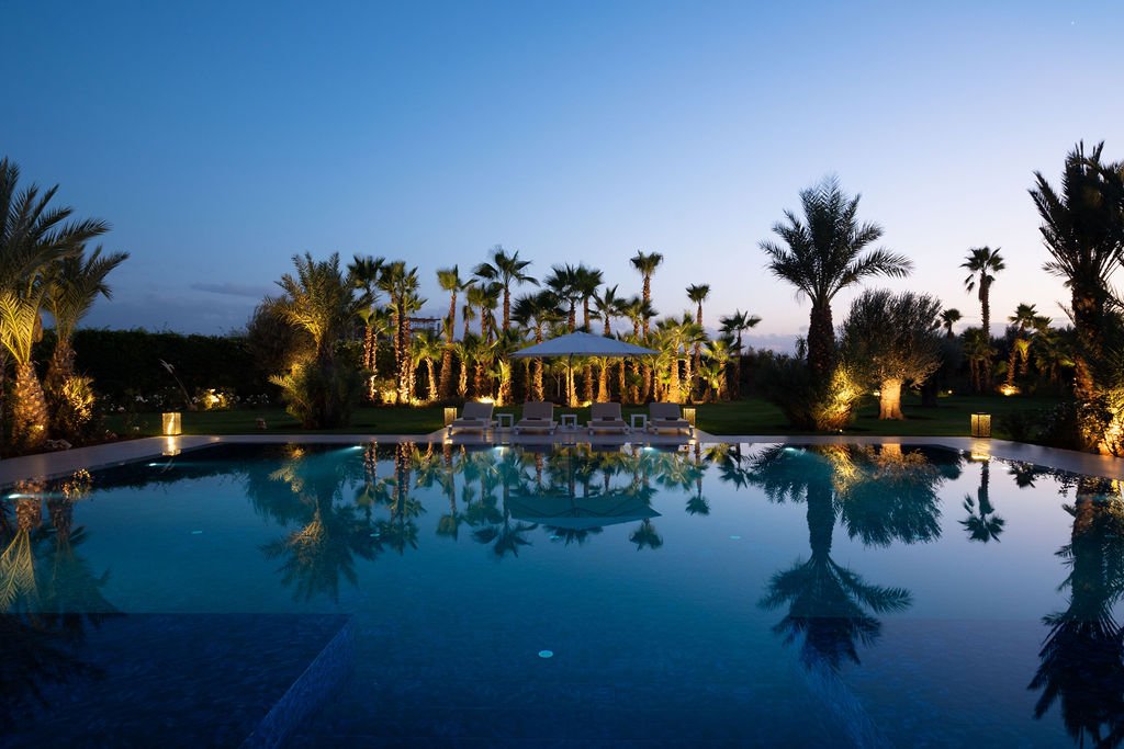 Piscine de la villa éclairée de nuit, Marrakech