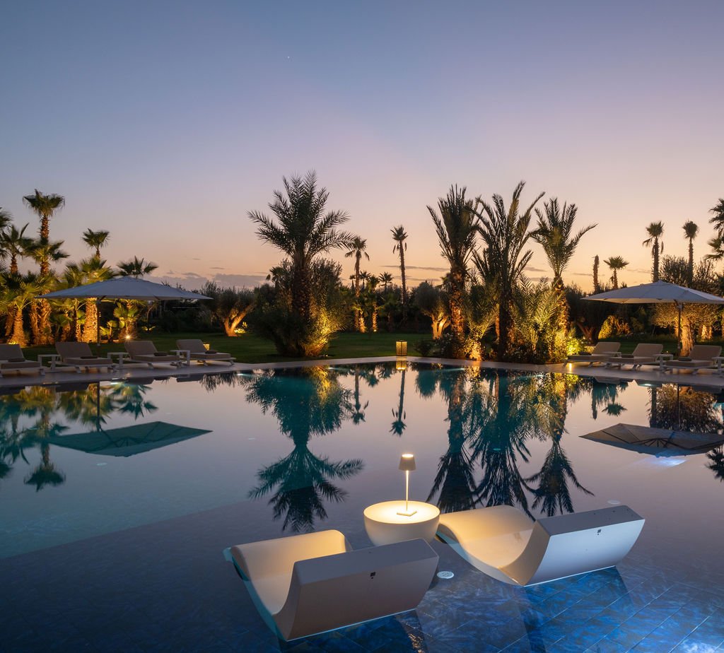 Piscine de la villa éclairée de nuit, Marrakech