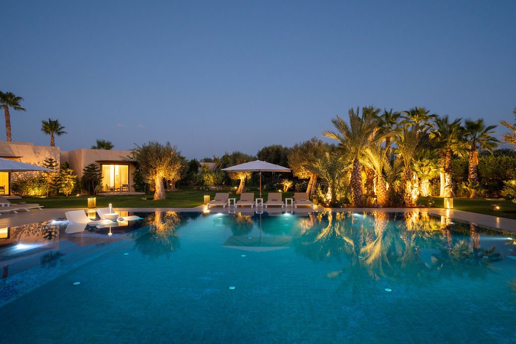 Piscine de la villa éclairée de nuit, Marrakech