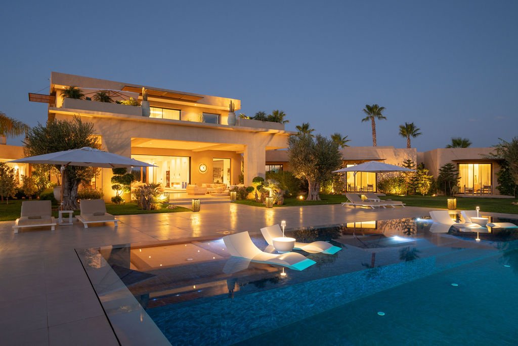 Piscine de la villa éclairée de nuit, Marrakech