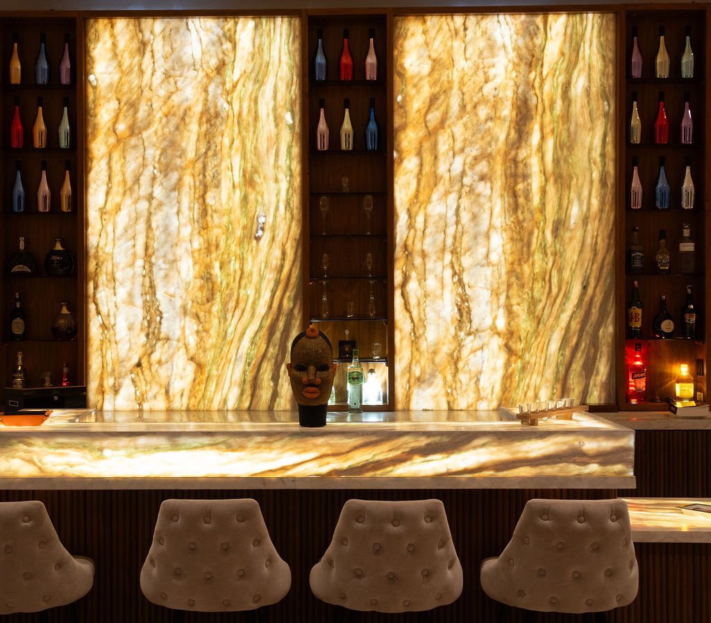Bar en onyx rétroéclairé de la villa