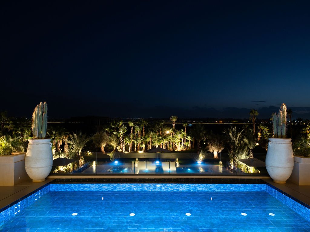 Piscine de la villa éclairée de nuit, Marrakech