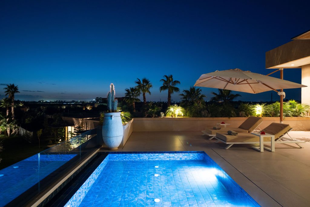 Piscine de la villa éclairée de nuit, Marrakech