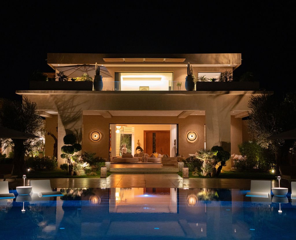 Façade de la villa illuminée à la nuit tombée