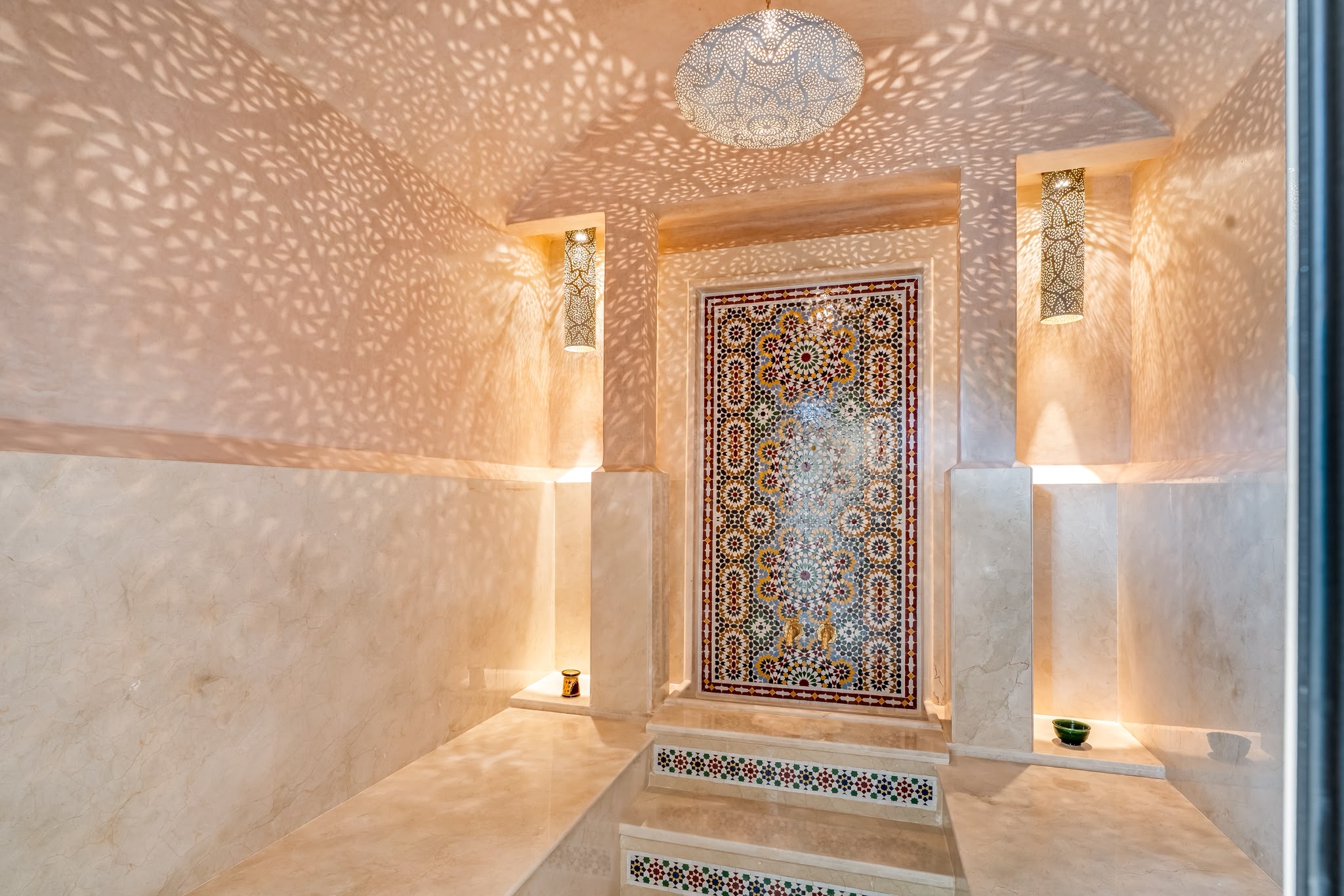 Hammam beldi traditionnel en marbre et zellige de Dar Al Bahja
