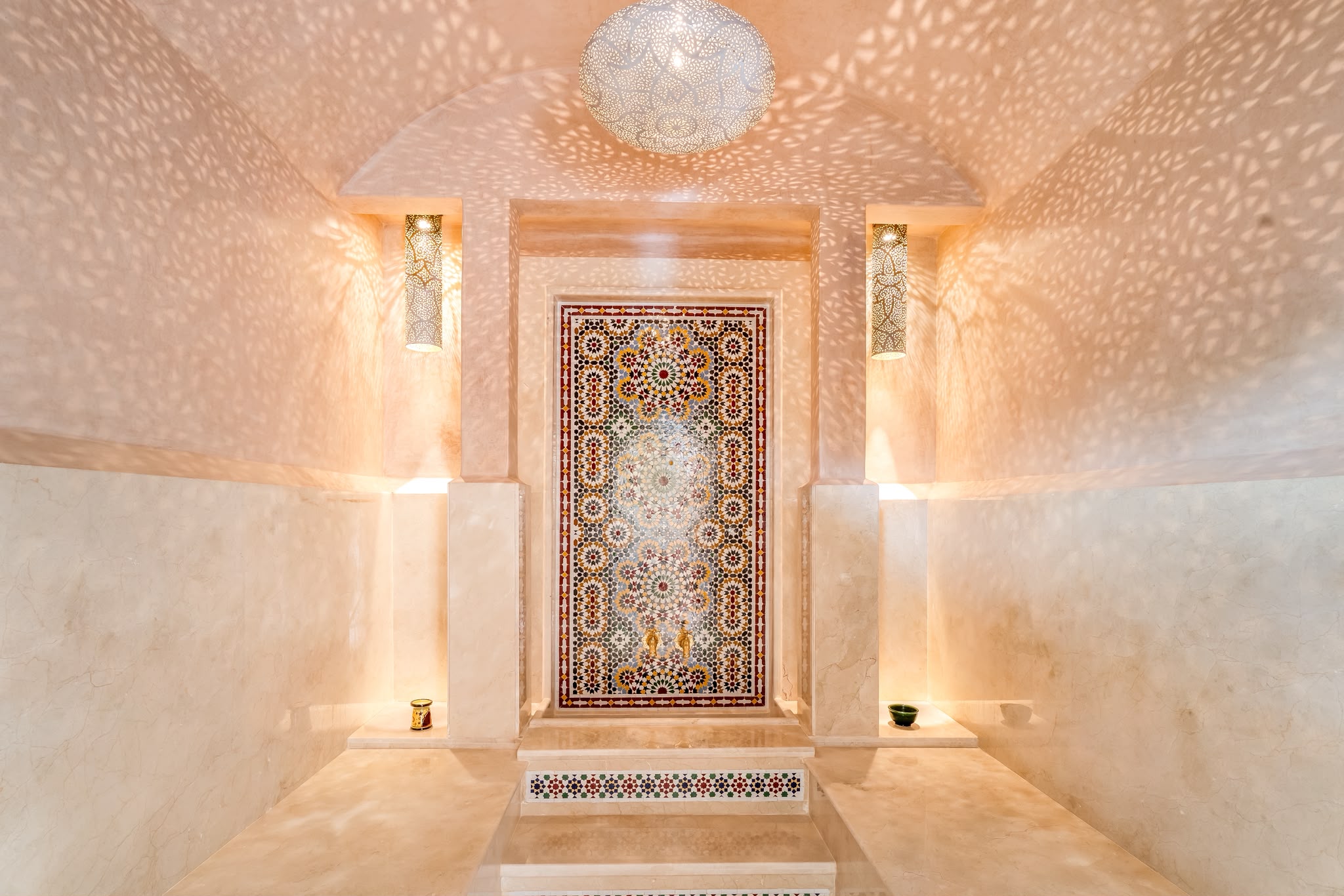 Hammam beldi traditionnel en marbre et zellige de Dar Al Bahja