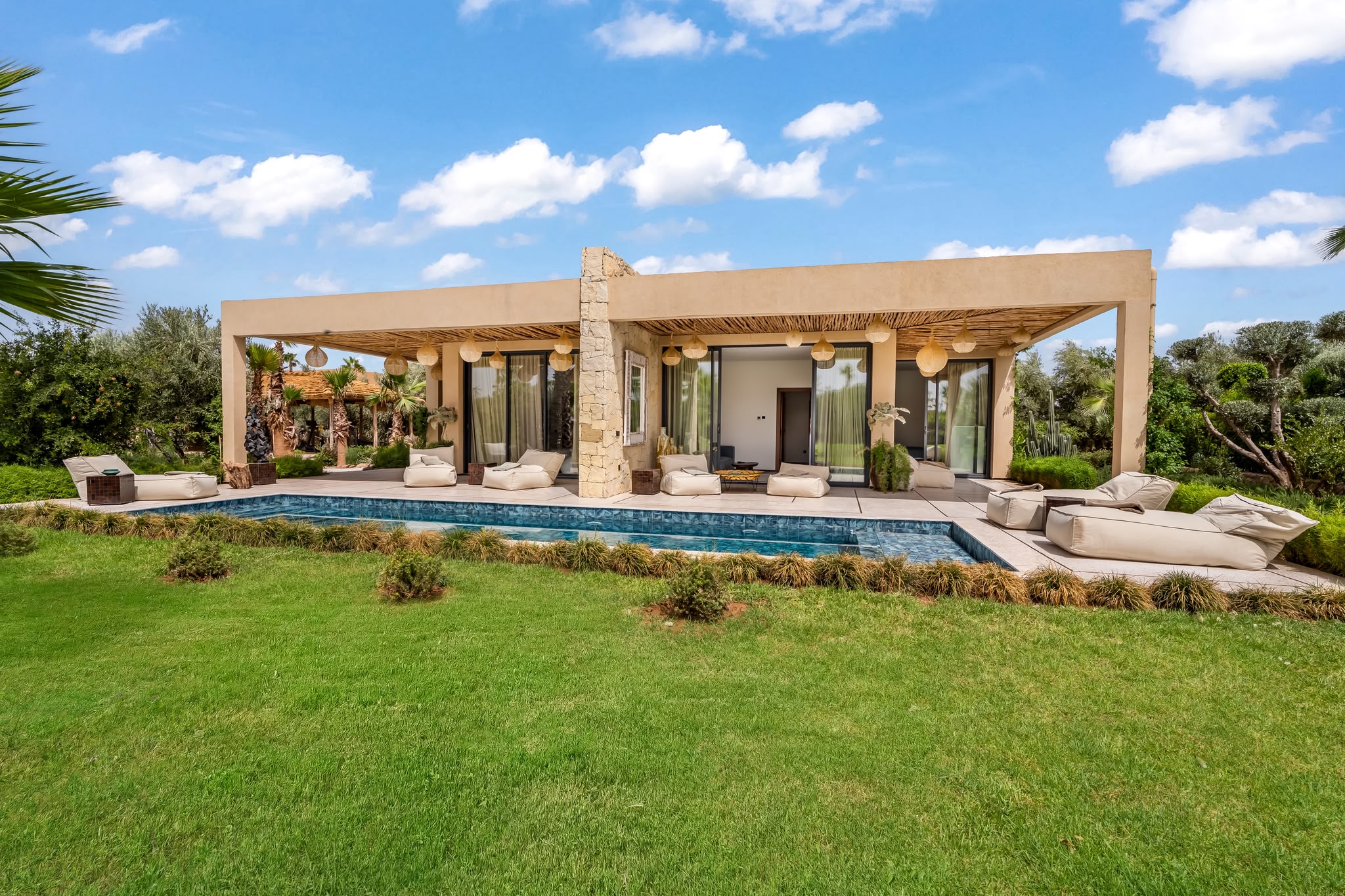 Pavillon avec piscine privée dans le jardin de la villa