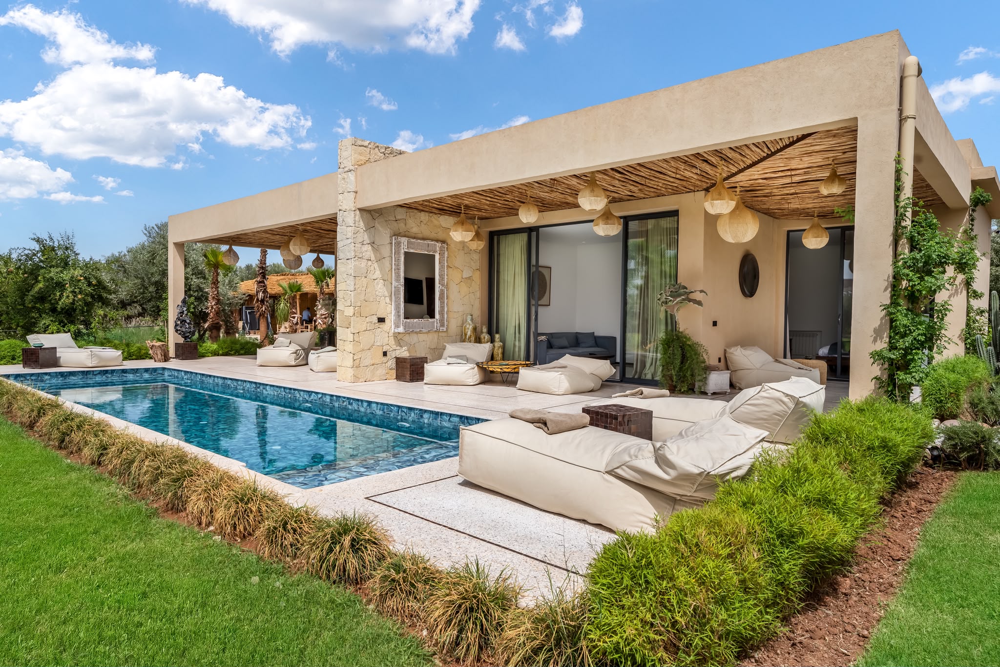 Pavillon avec piscine privée dans le jardin de la villa