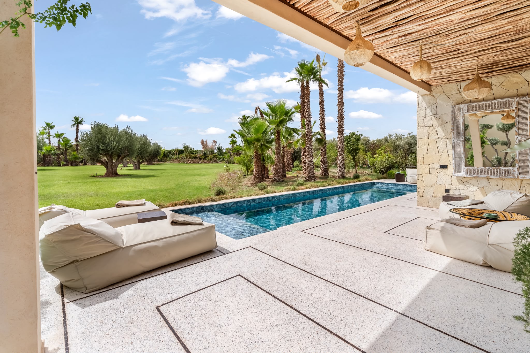 Pavillon avec piscine privée dans le jardin de la villa