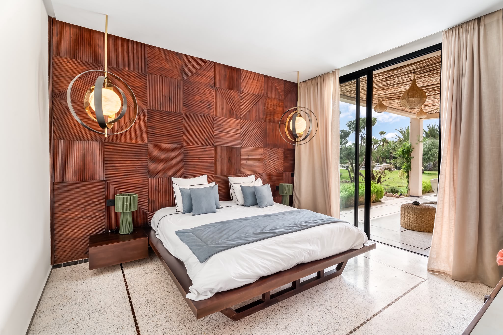 Suite au mur de bois sculpté, ouverte sur le jardin