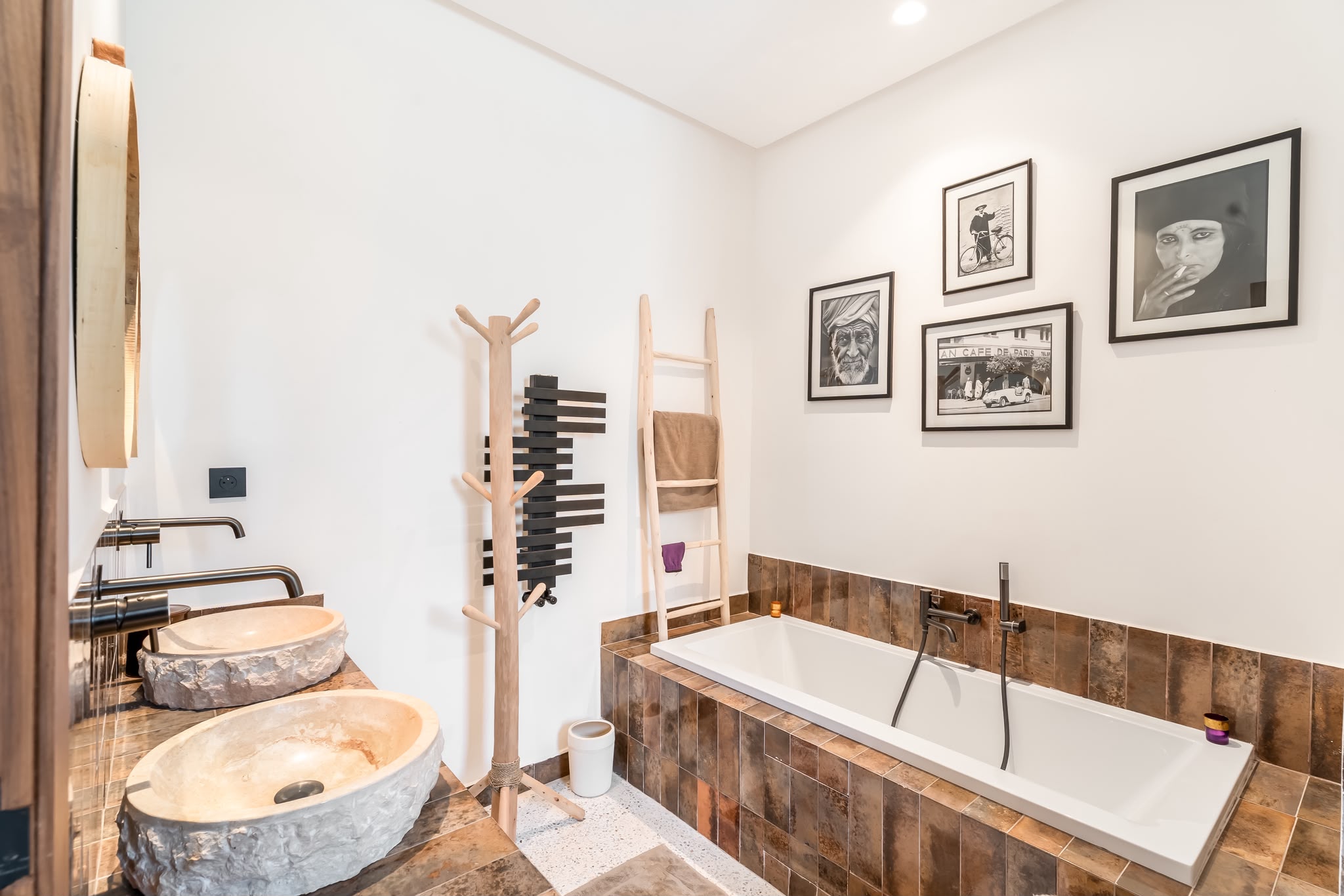 Salle de bain d’une suite, vasques en pierre et baignoire