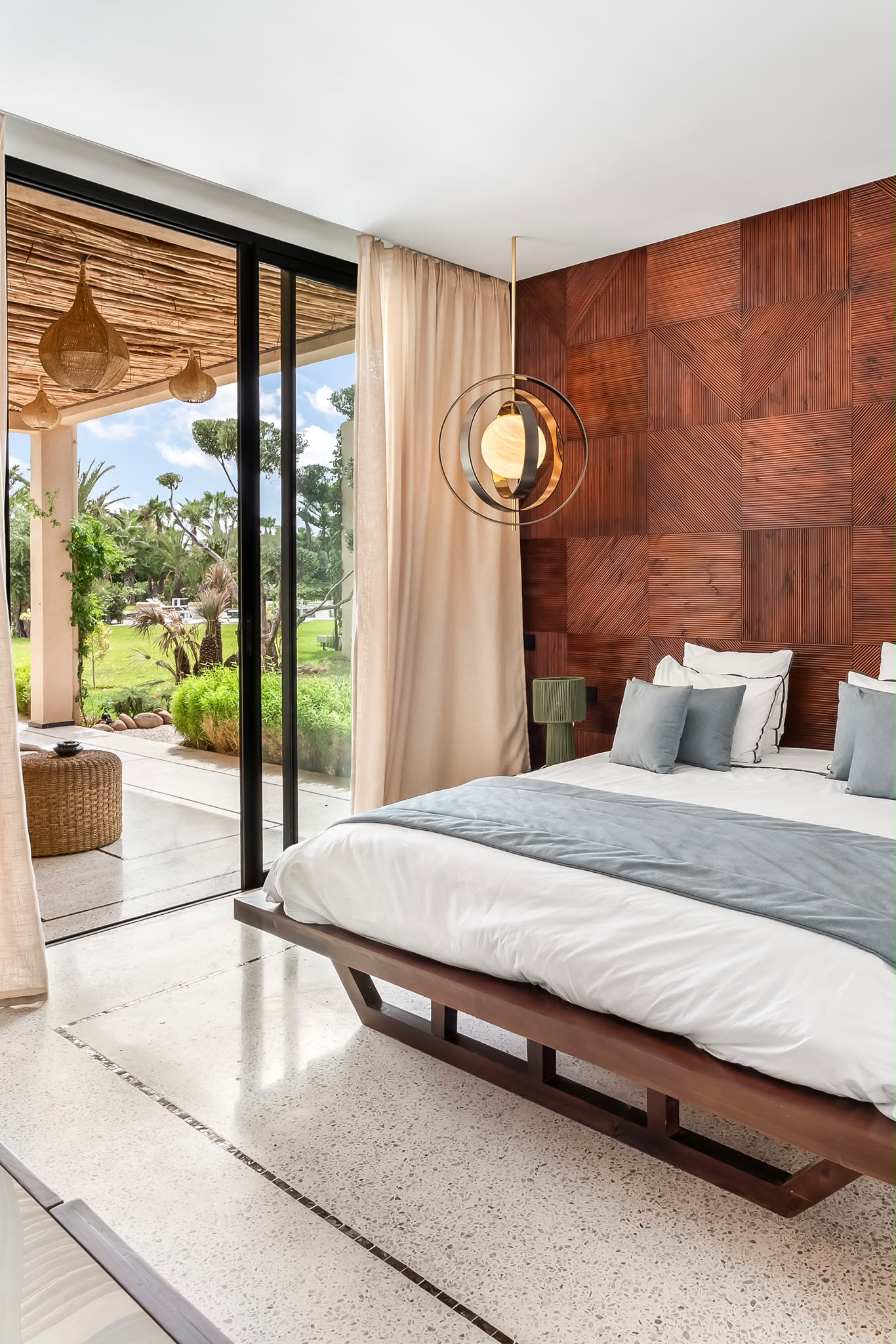 Suite au mur de bois sculpté, ouverte sur le jardin